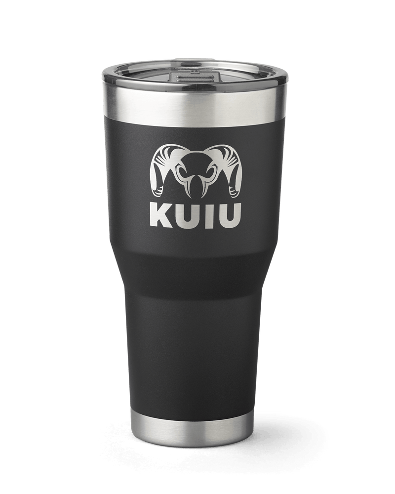 Front of KUIU 28 Ounce Tumbler in Black with lid on