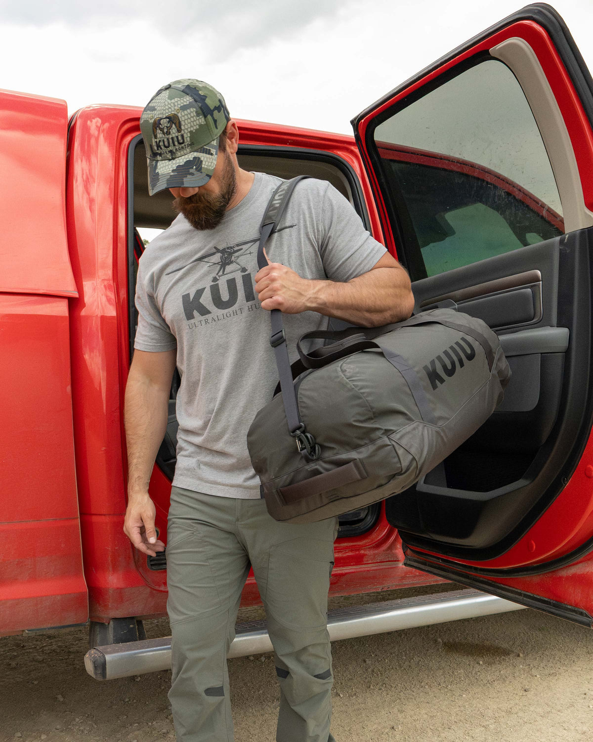 バッグ RyuRyu Runway CORDURA® 3000 Rugged Duffel Bag - Asphalt | KUIU